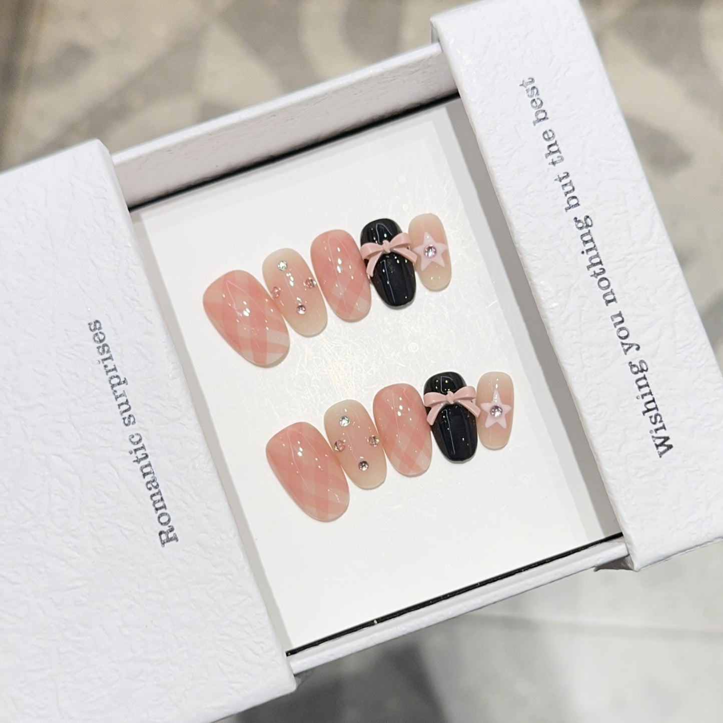 Kunstnägel mit Romantischem Design und Glitzerdetails Brehn