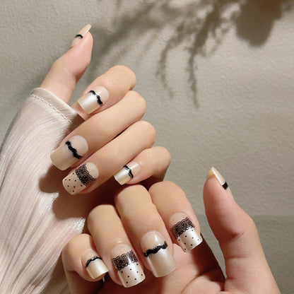 Künstlerisches Press-On-Nageldesign mit Spitze und Punkten