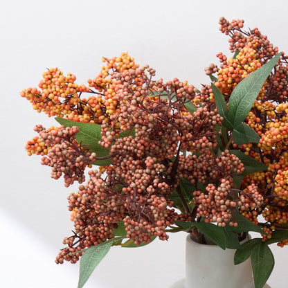 Lebensechte dekorative Beerenblumenanordnung