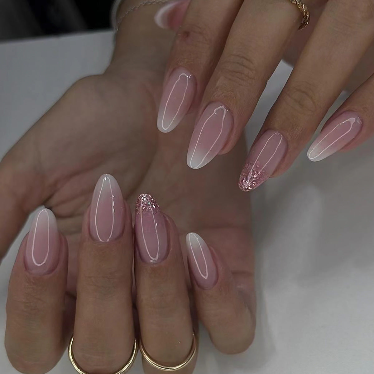 Kunstvolle Nagelverlängerungen mit Glitzerverzierung und Ombre-Effekt Brehn