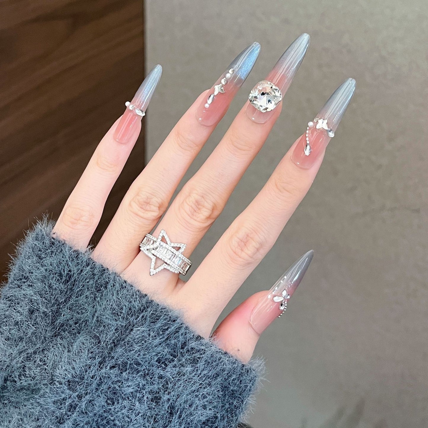 Dekorative mit Kristallen verzierte lange Stiletto Press-On Nägel Brehn