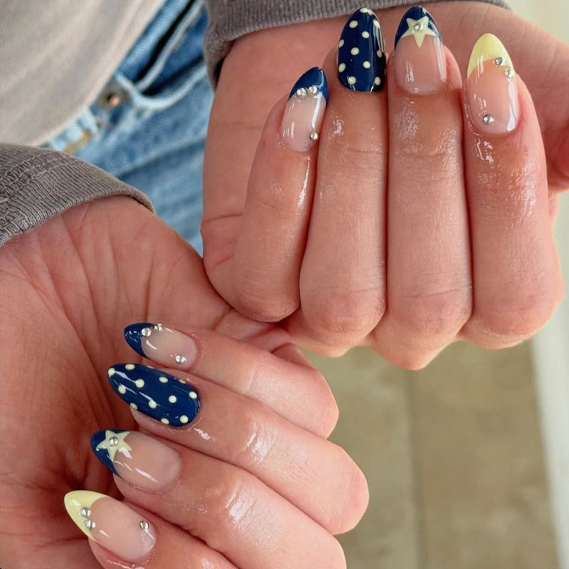Künstlerisches Nageldesign mit Sternen- und Punkteakzenten Brehn
