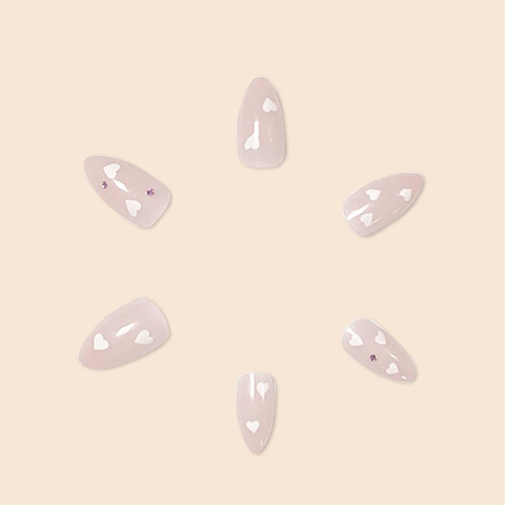 Elegante herz-inspirierte Nagelkunst