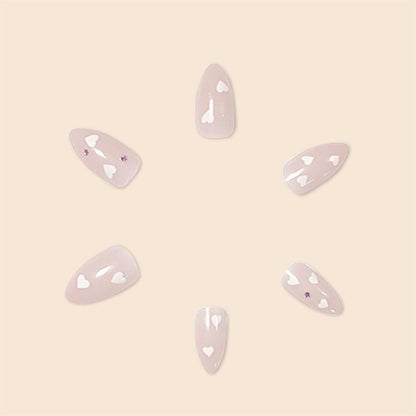 Elegante herz-inspirierte Nagelkunst