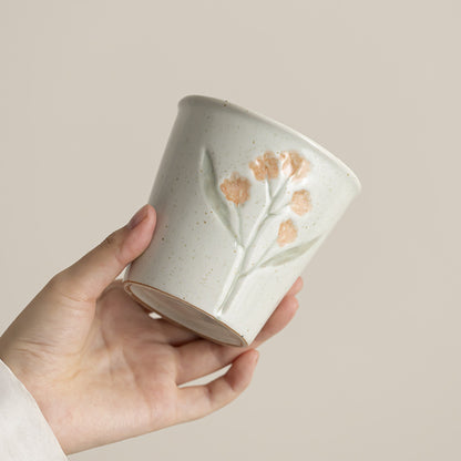 Dekorative blumenmotivierte Keramikpflanze
