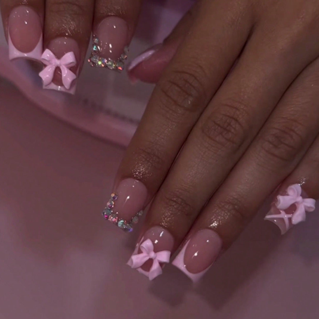 Dekorativer Nagelkunst-Set mit Schleifenakzenten