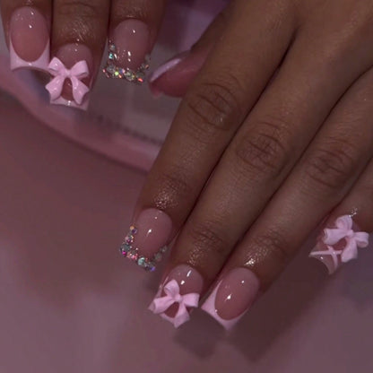 Dekorativer Nagelkunst-Set mit Schleifenakzenten
