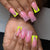Dekoratives Press-On Nagelkunst-Kit mit lebhaften Farbblockdesigns Brehn