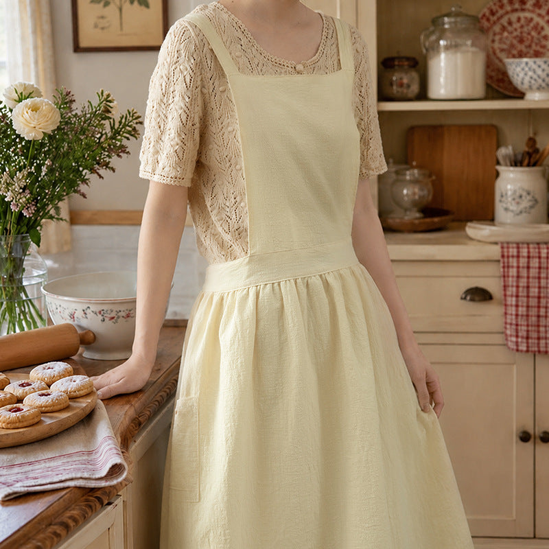 Lässiges Schürzenkleid mit verstellbaren Trägern, geraffter Taille und Seitentaschen Brehn