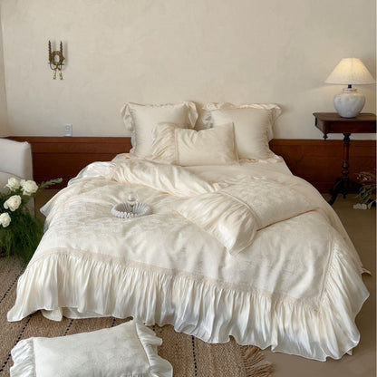 Romantische Bettgarnitur aus Jacquard-Baumwolle mit Satinvolant und dekorativem Bettüberwurf