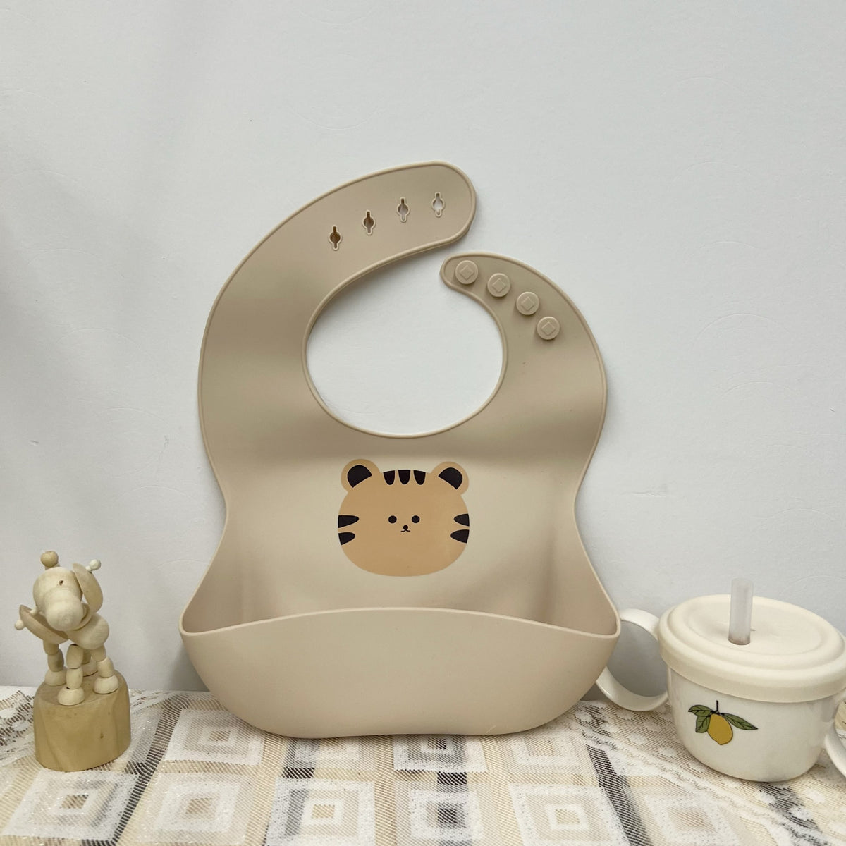 Silikon Baby Lätzchen mit tiefem Krümeltasche und verstellbarem Druckknopf-Hals