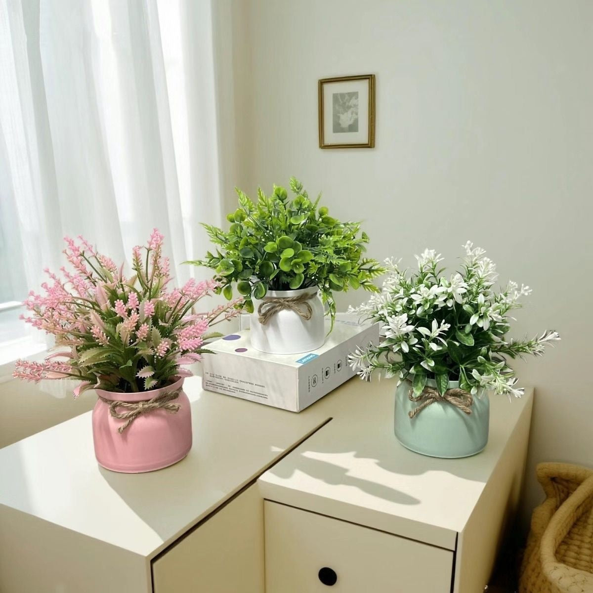 Künstlerisches Kunstblumenarrangement