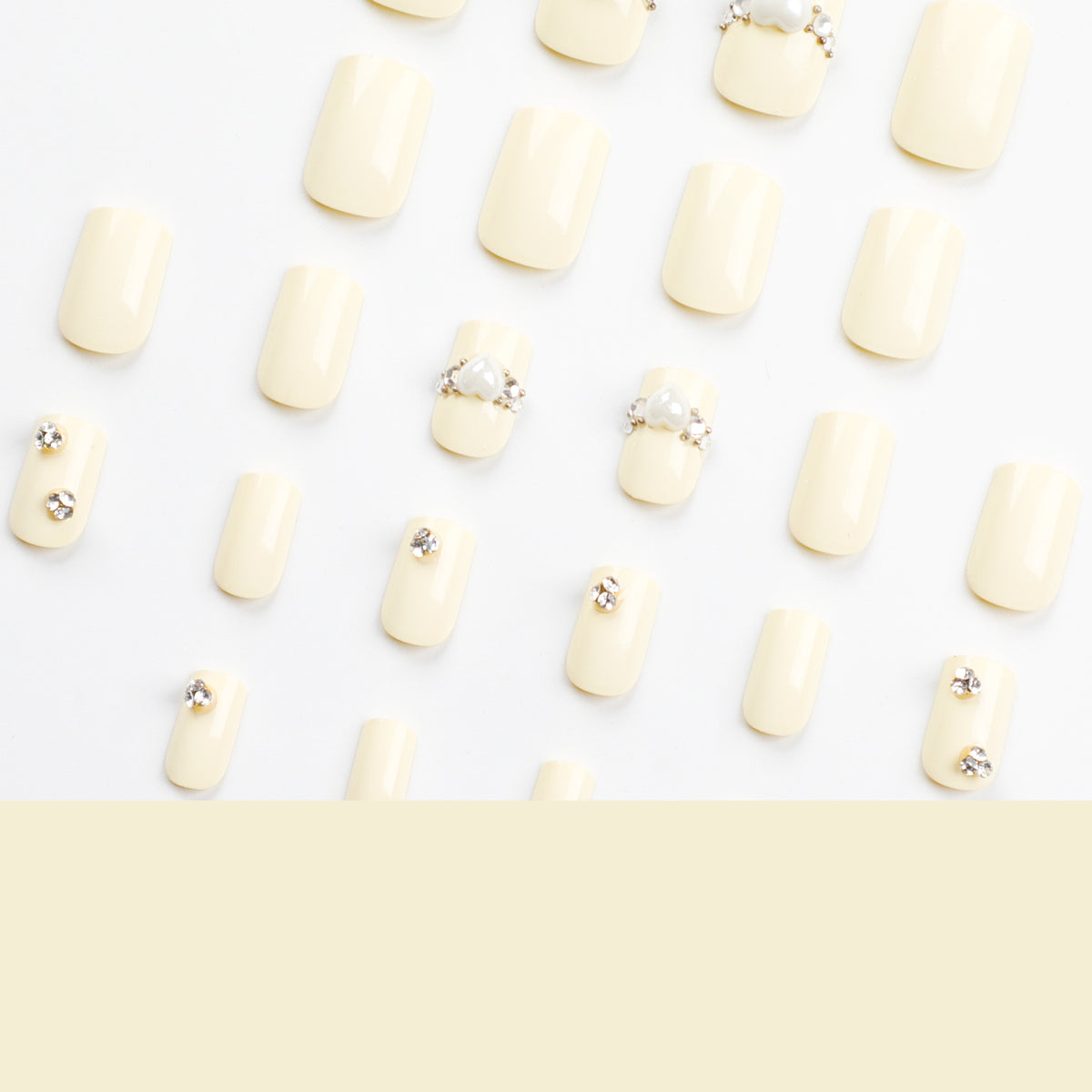 Kunstvolle Nagelverlängerungen mit eleganten Zierdetails Brehn