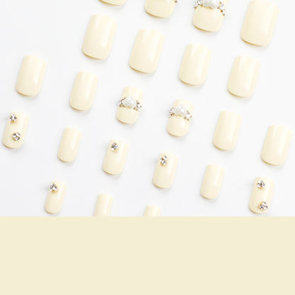 Kunstvolle Nagelverlängerungen mit eleganten Zierdetails Brehn