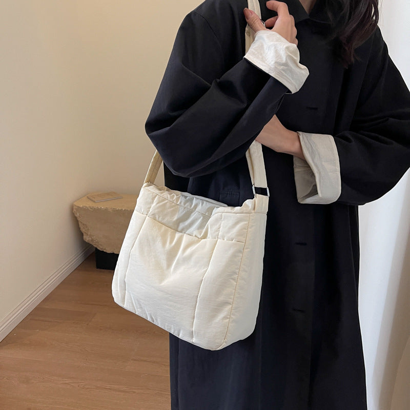 Leichte gestepfte Schultertasche