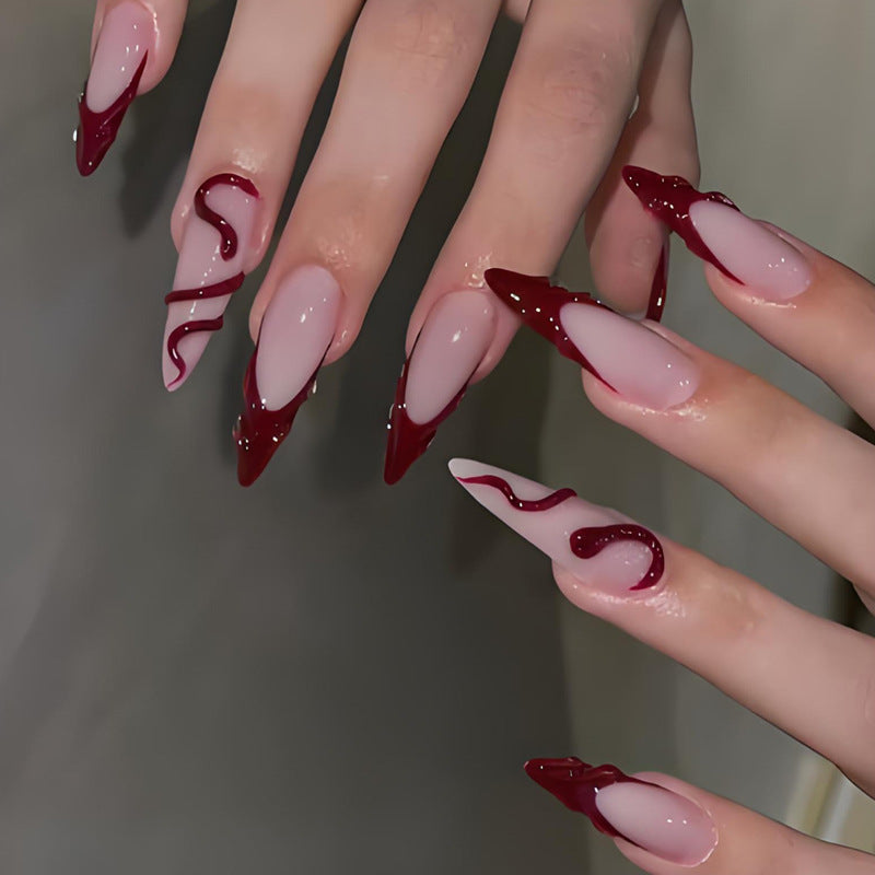 Kunstnägel mit glamourösen Spitzen und eleganten Akzenten Brehn