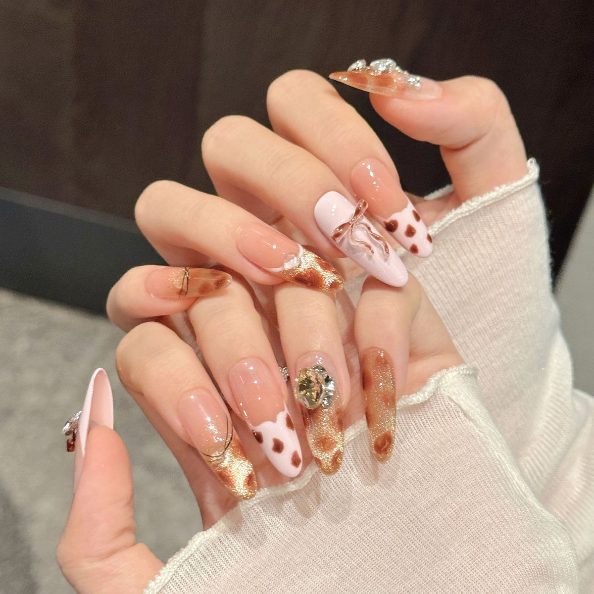 Künstlerisches Gel Press-On Nagelkunstset mit Glitzer und dekorativen Akzenten