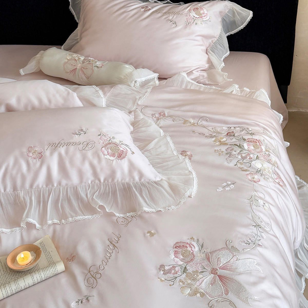 Luxuriöse floral gestickte Satin-Mischung Bettbezug Ensemble mit Rüschensheer Rock