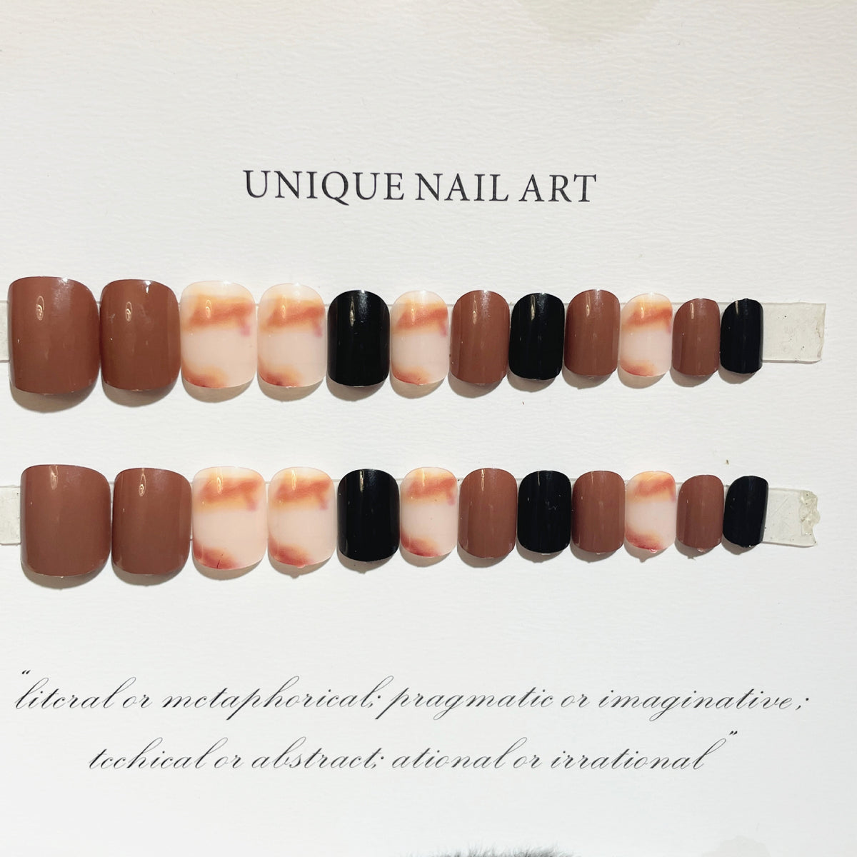Elegantes Press-On-Nagelset mit abstrakten Designs