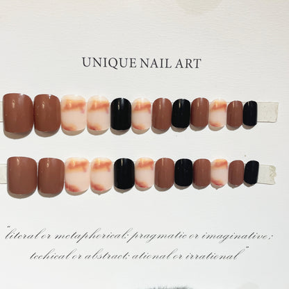 Elegantes Press-On-Nagelset mit abstrakten Designs