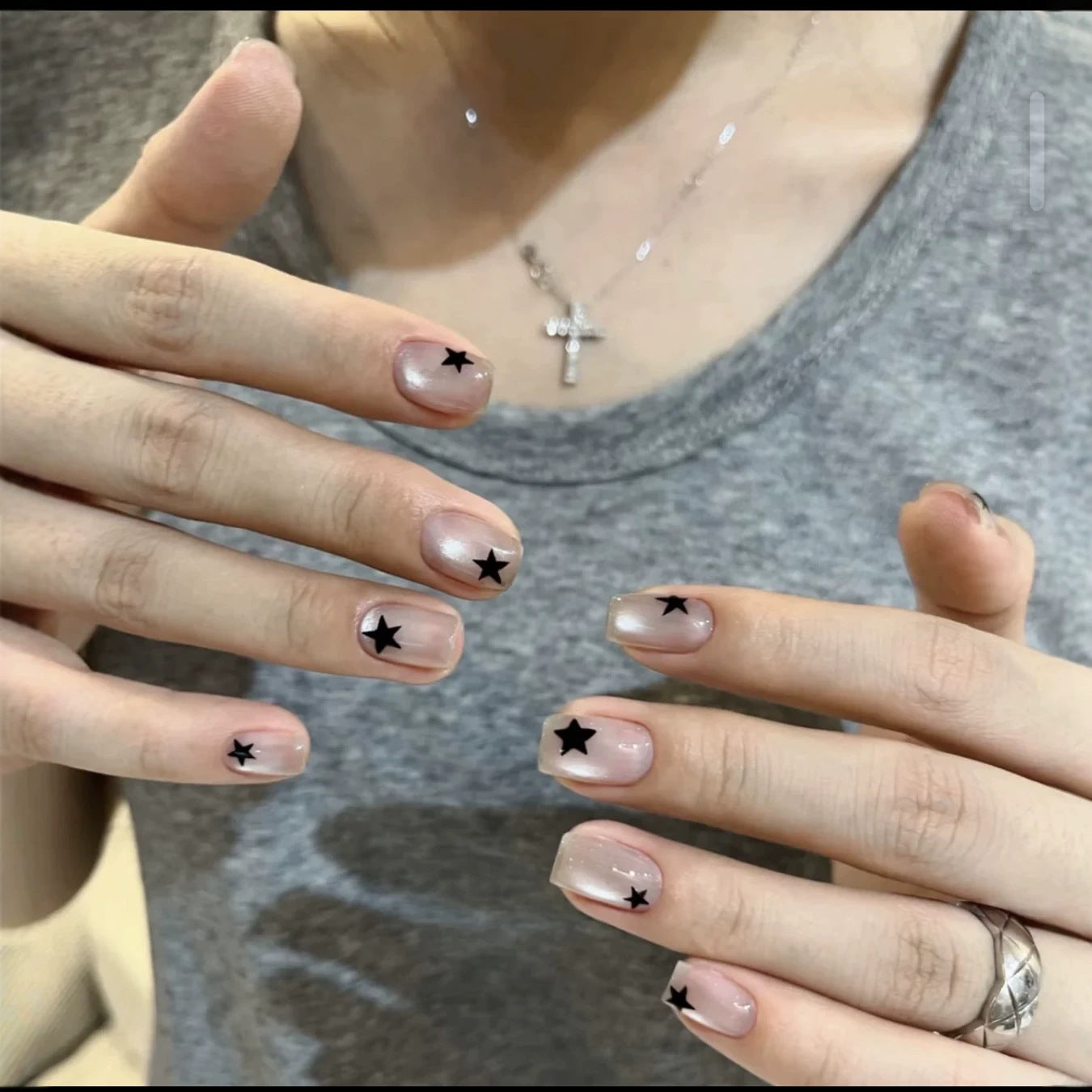 Künstlerisches Press-On-Nagelset mit Stern Designs Brehn