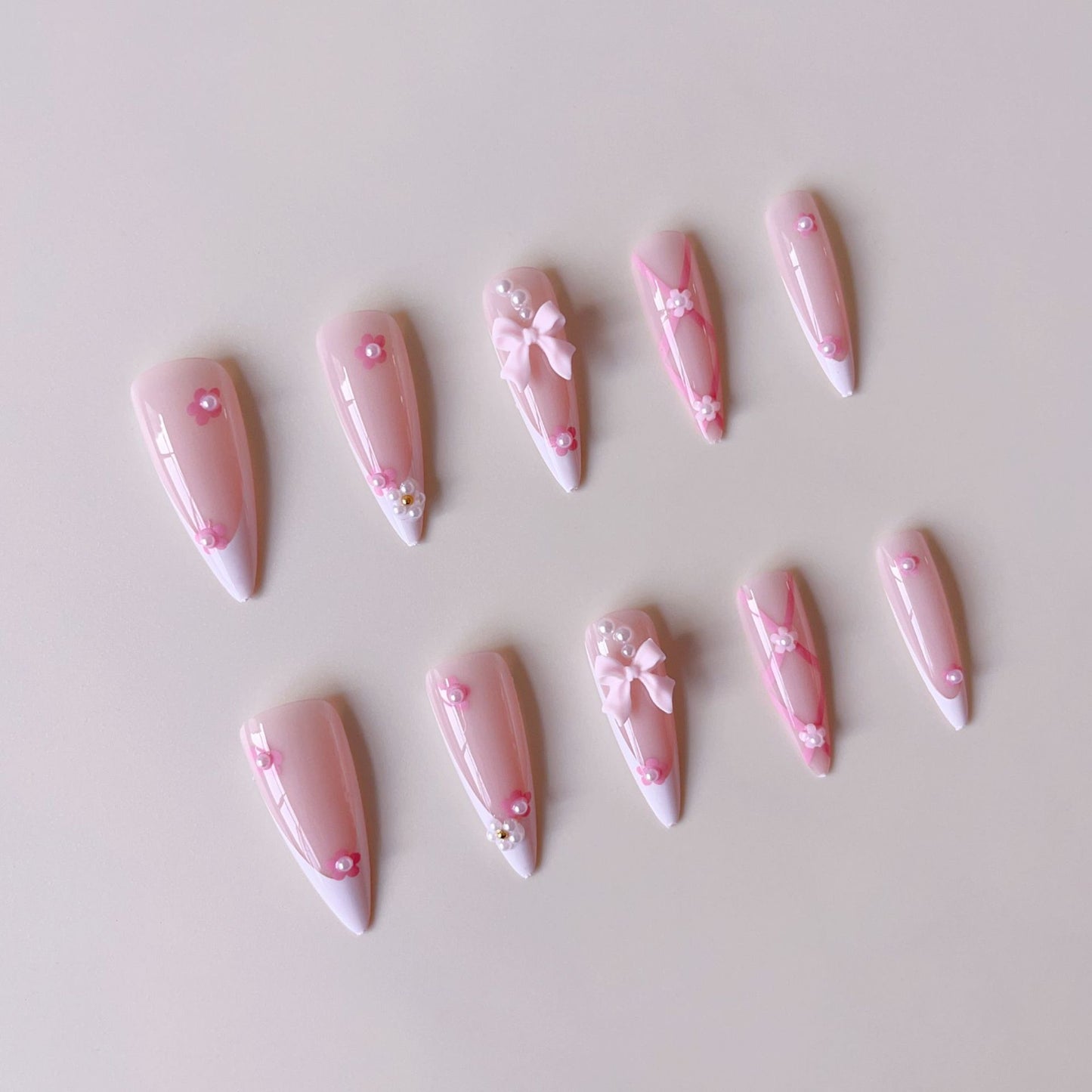 Kunstnagelset mit verspielten 3D-Details und eleganten Akzenten Brehn