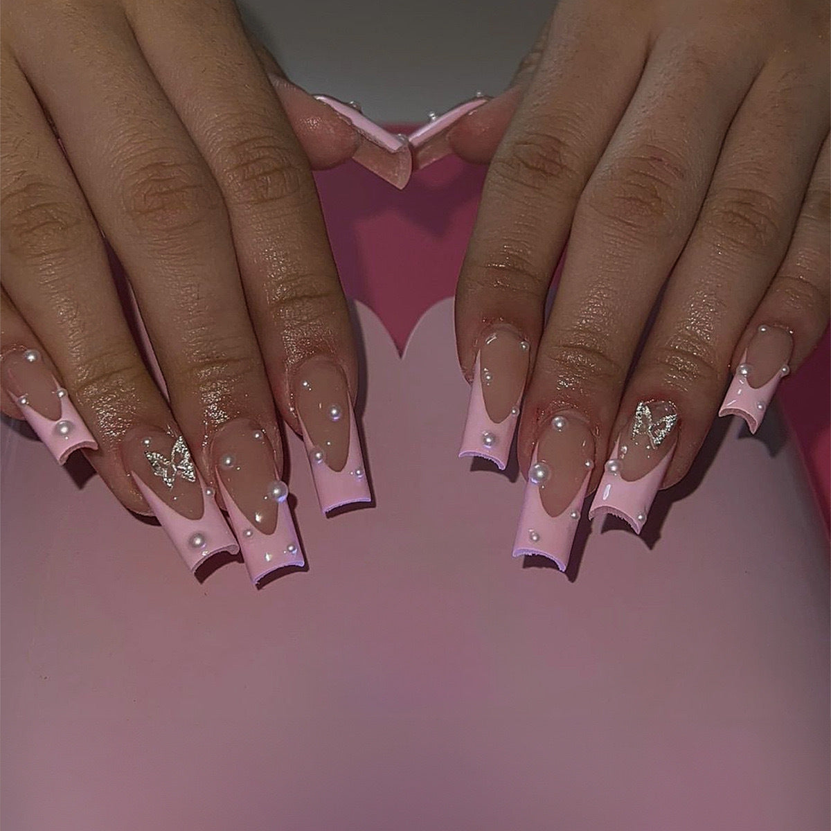 Kunstnagelset mit stilvollen 3D-Perlen- und Glitzerverzierungen Brehn