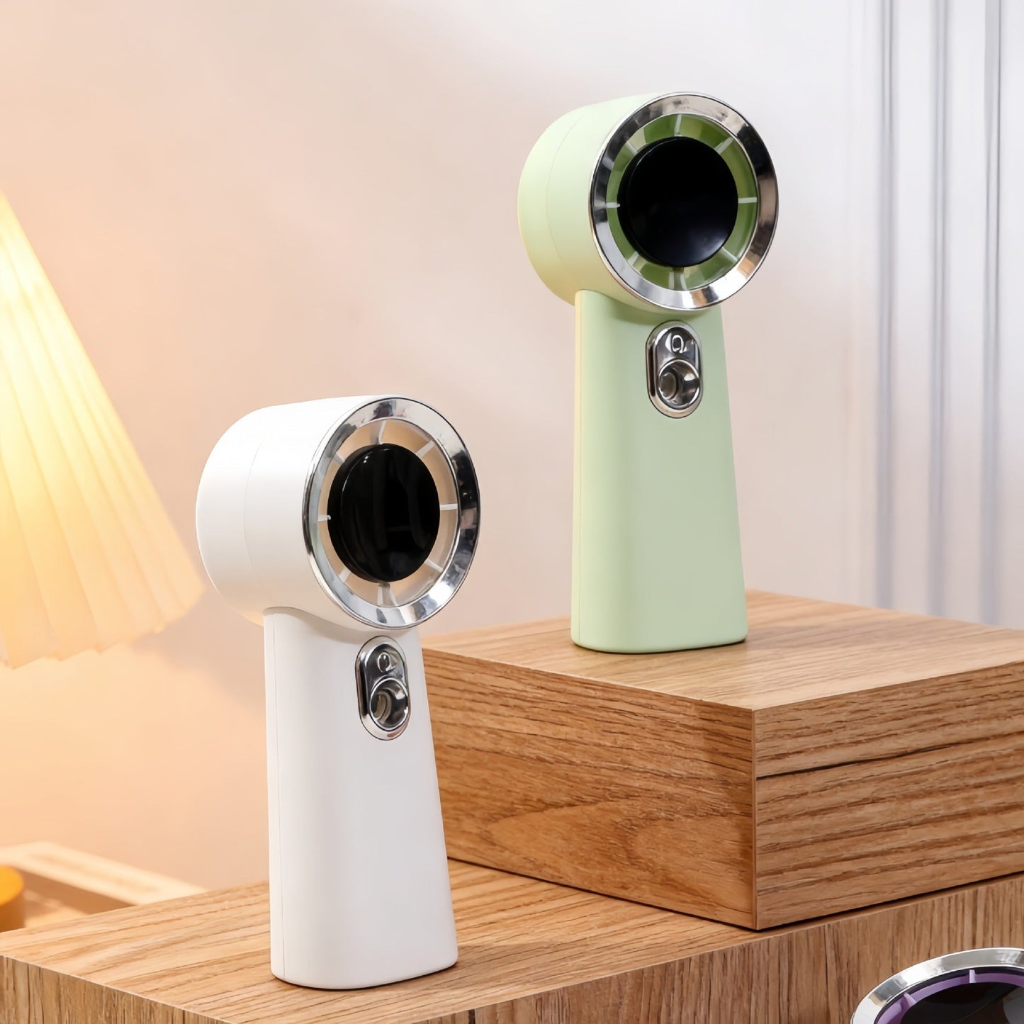 Frauen Tragbarer Mini Ventilator mit USB-Ladefunktion und innovativer Sprühtechnologie Brehn