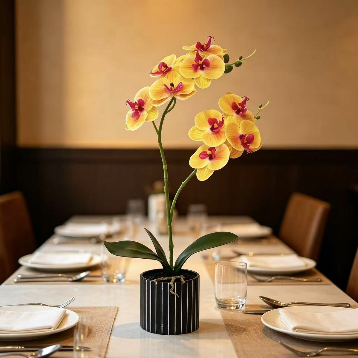 Künstliche Orchideenarrangement für die Innendekoration Zuhause
