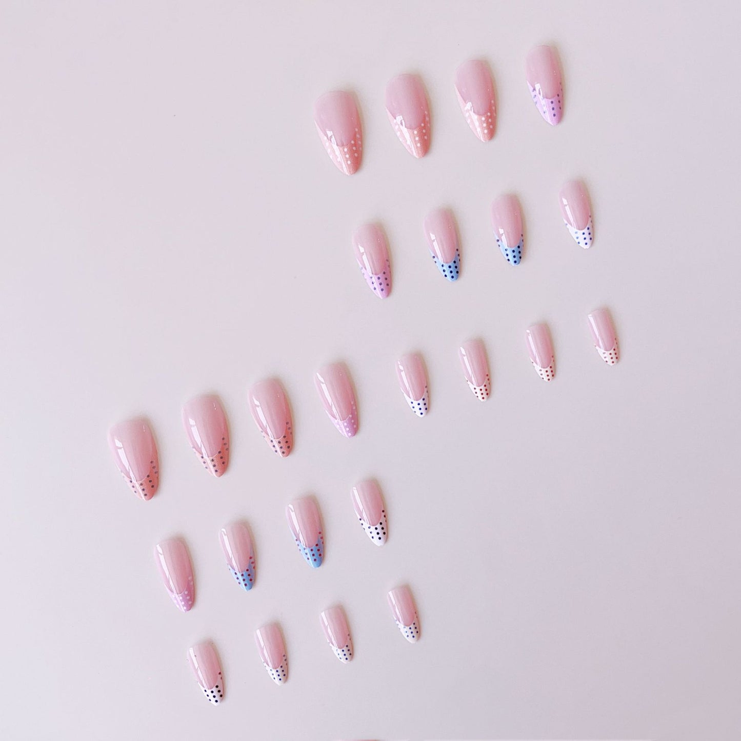 Kunstnagelset mit buntem Minimaldesign Brehn