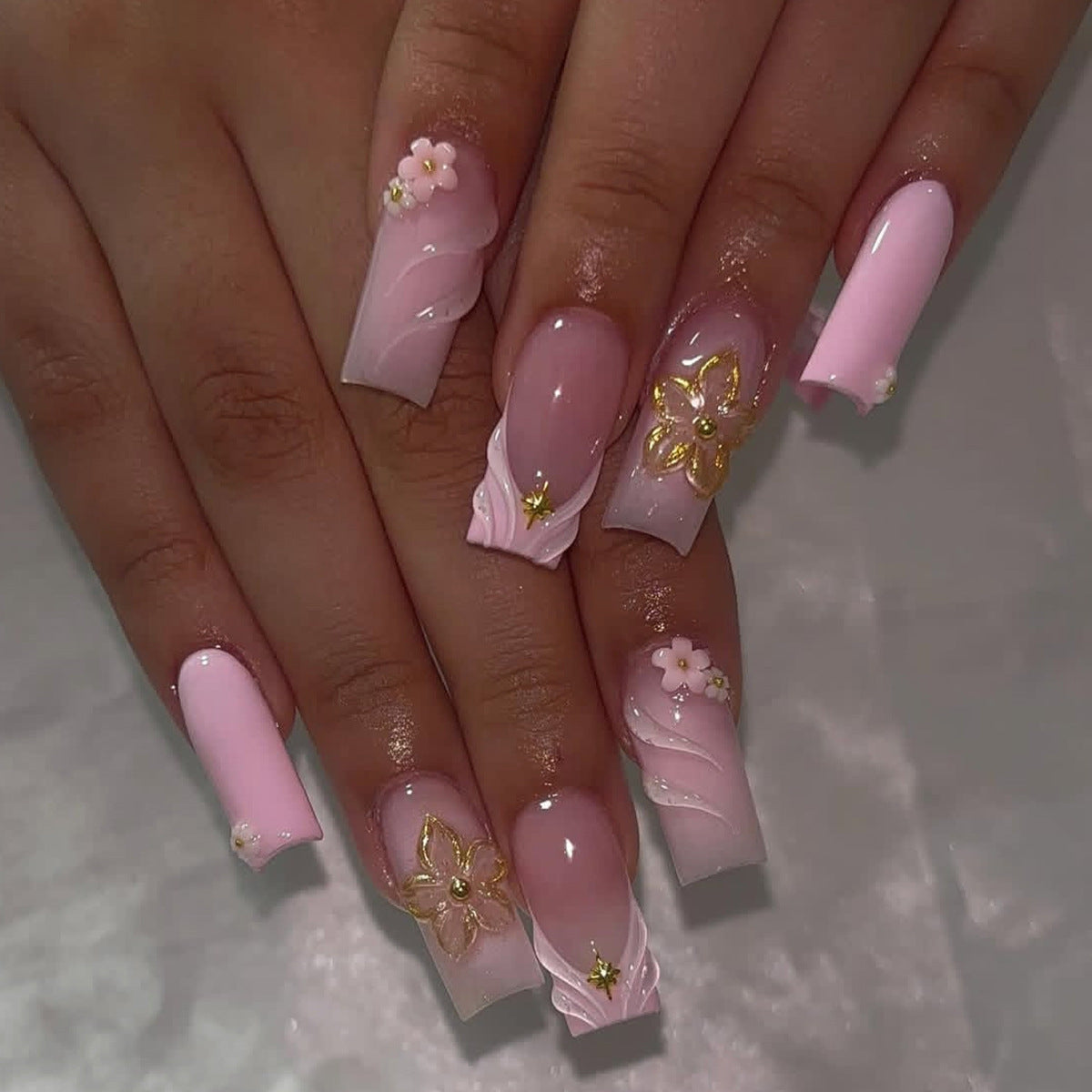 Elegante Blumen Acryl Nagelkunst Verlängerungen Brehn