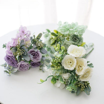 Eleganter künstlicher Blumenstrauß mit gemischten Blüten