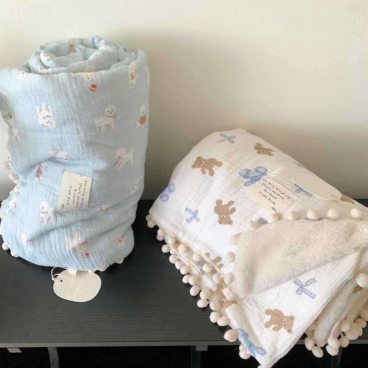 Kinderwende-Kuscheldecke aus Baumwoll-Musselin mit Pompon-Bordüre