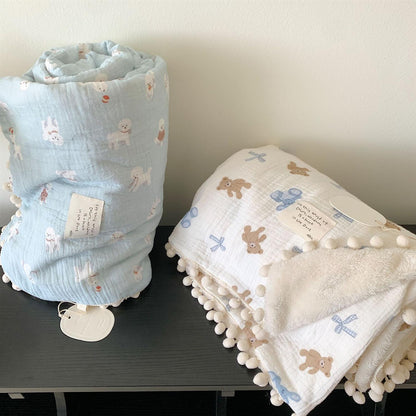 Kinderwende-Kuscheldecke aus Baumwoll-Musselin mit Pompon-Bordüre