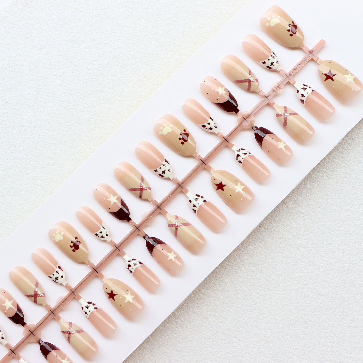 Thematische Press-On Nail Art Set mit charmanten Designs Brehn