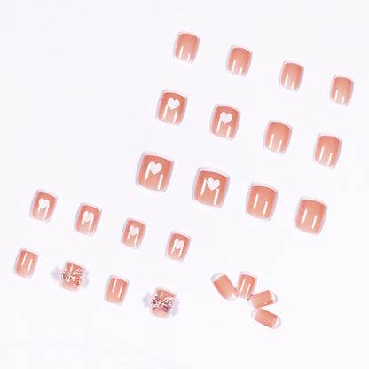 Nagelkunst mit Herz- und Schmetterlingsmotiven Brehn