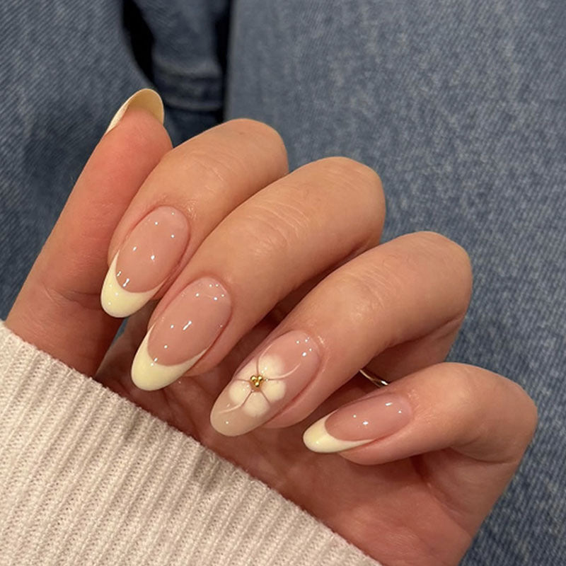 Kunstnagelset mit eleganten Blumen- und French-Spitze Verzierungen Brehn