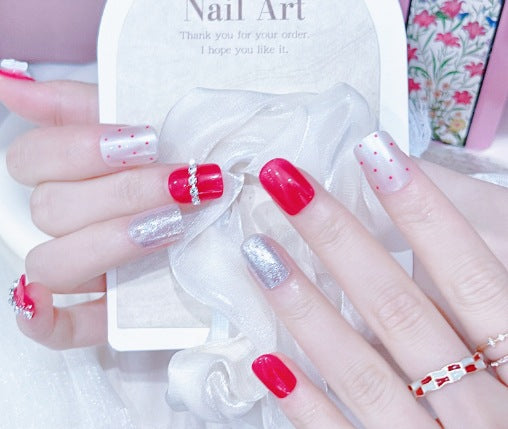 Elegante Nagelkunst mit Glanzfinish Brehn