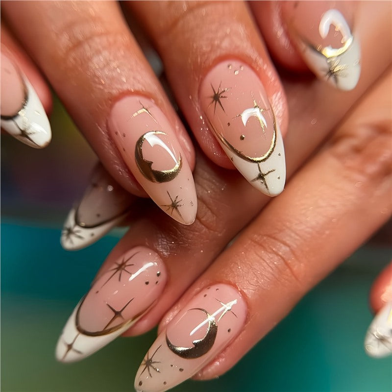 Künstlerisches Stiletto Press-On Nageldesign mit goldenen Akzenten Brehn