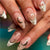 Künstlerisches Stiletto Press-On Nageldesign mit goldenen Akzenten Brehn