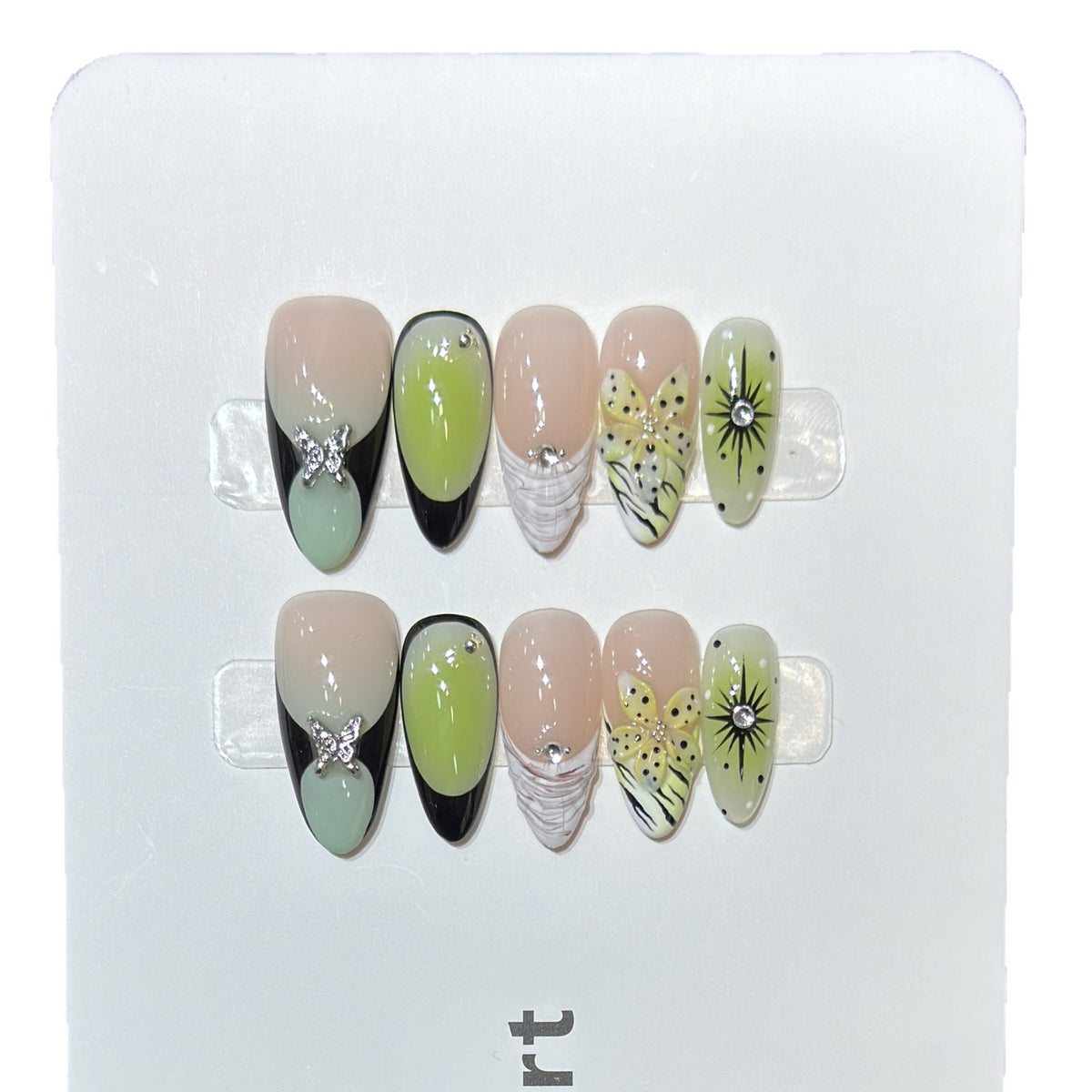 Künstlerisches Press-On Nagelset mit Schmetterlings- und Blumendesigns Brehn
