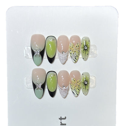 Künstlerisches Press-On Nagelset mit Schmetterlings- und Blumendesigns Brehn