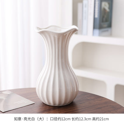 Elegante gerippte Keramikblumenvase