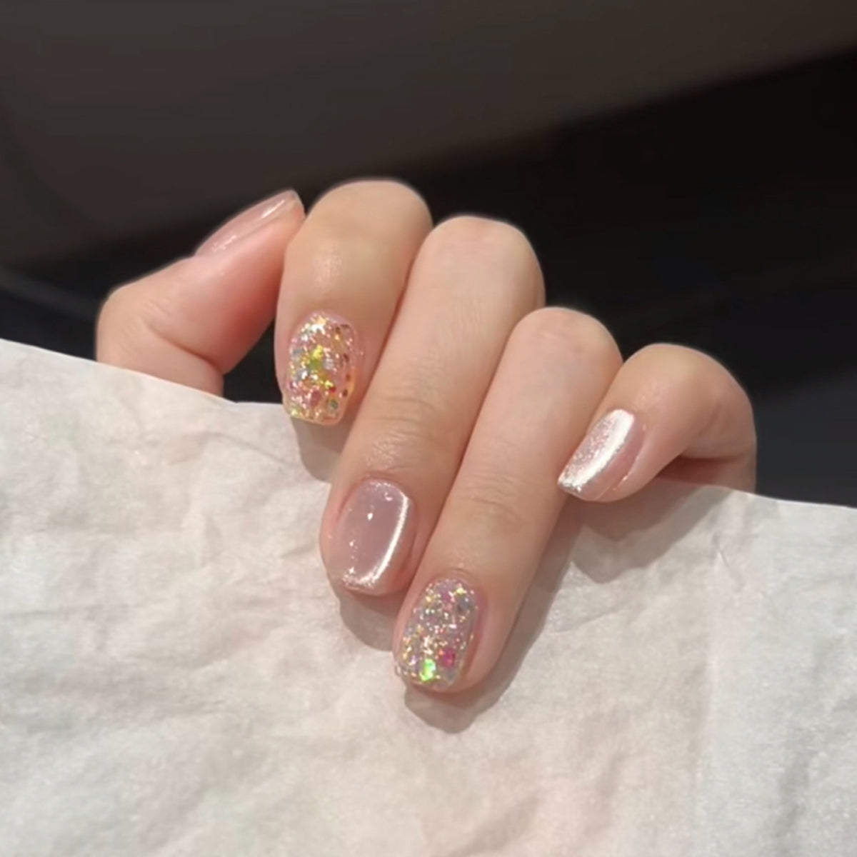 Kunstvolle Nageldesigns mit Glitzerakzenten Brehn