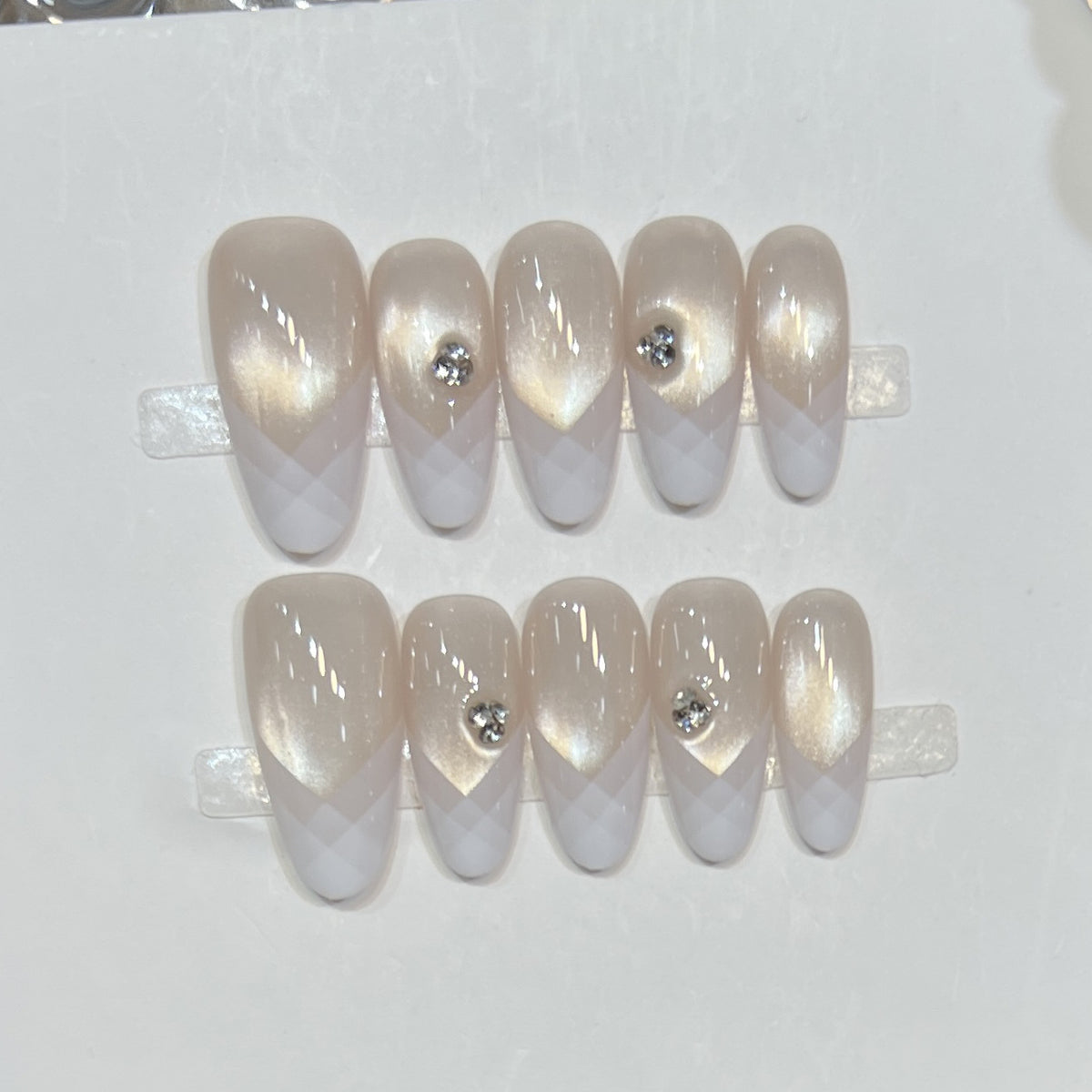 Elegantes geometrisches Press-On-Nagel-Set mit Strassdetails Brehn