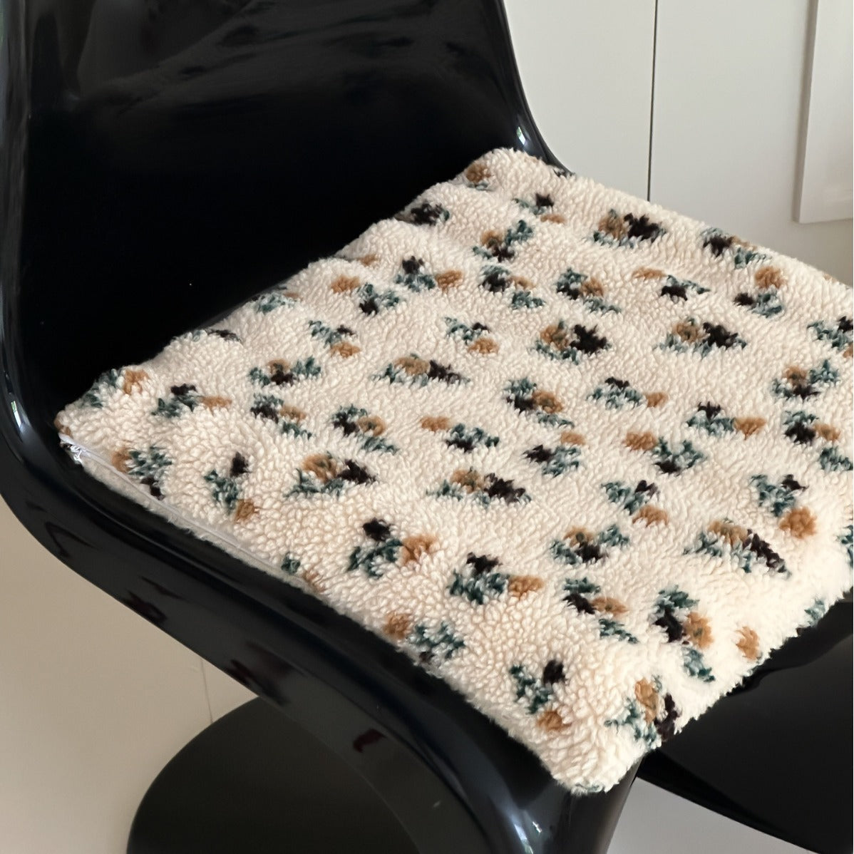 Oversize Sherpa-Clutch mit floraler Bouclé-Optik