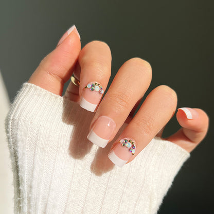 Kunstvolle Nagelverlängerungen mit eleganten Schmuckakzenten Brehn