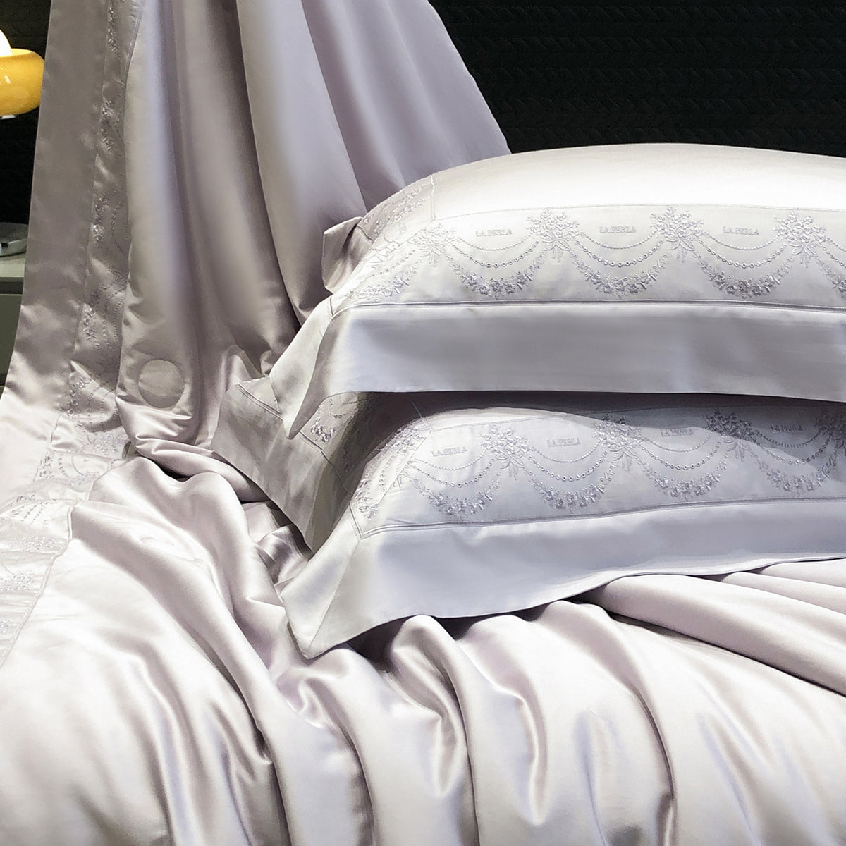 Satin-Bettbezug- und Kissenhüllen-Set mit feiner Jacquard-Stickerei und Hotelfinish