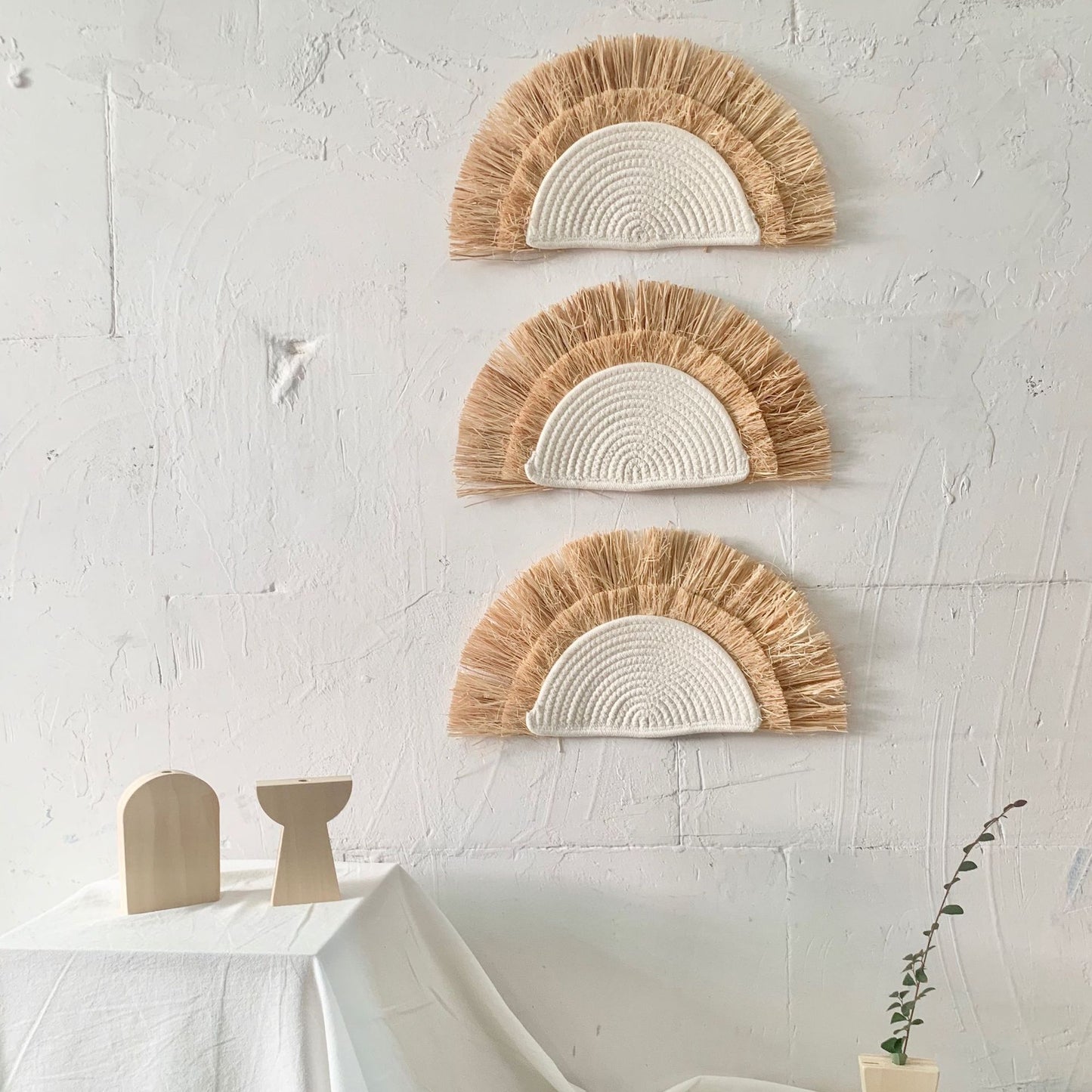 Dekorativer Wandschmuck mit Kunstfaser und Holzperlen Brehn