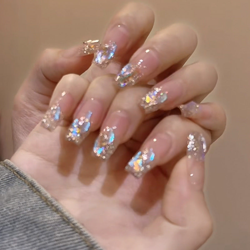 Glamouröse Nagelkunst mit holografischen Akzenten Brehn